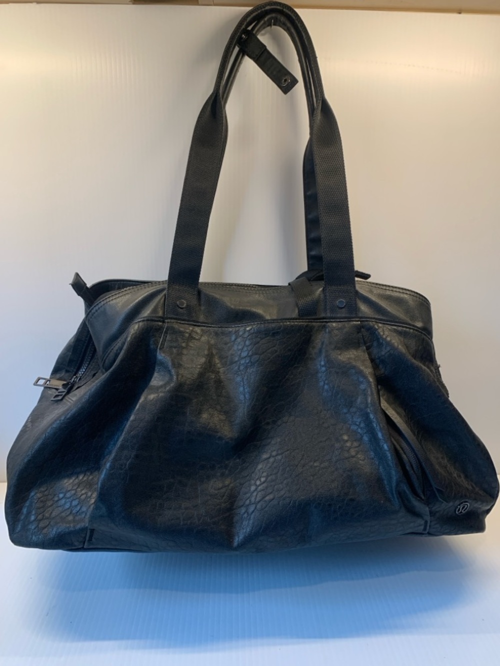 RARE LULULEMON ATHLETICA BLACK TEXTURED LEATHER SHOULDER GYM DUFFLE BAG pockets